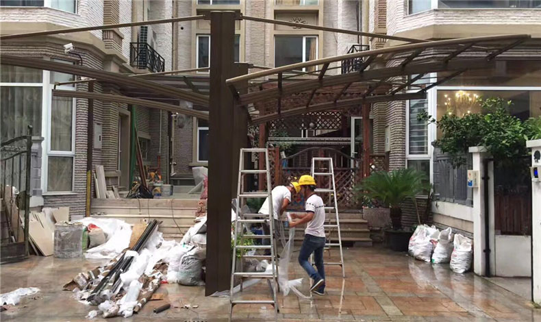 用行動(dòng)詮釋鋁合金車棚的美