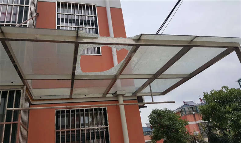 刮大風，車被車棚上的磚砸了，物業(yè)有責任嗎？ 