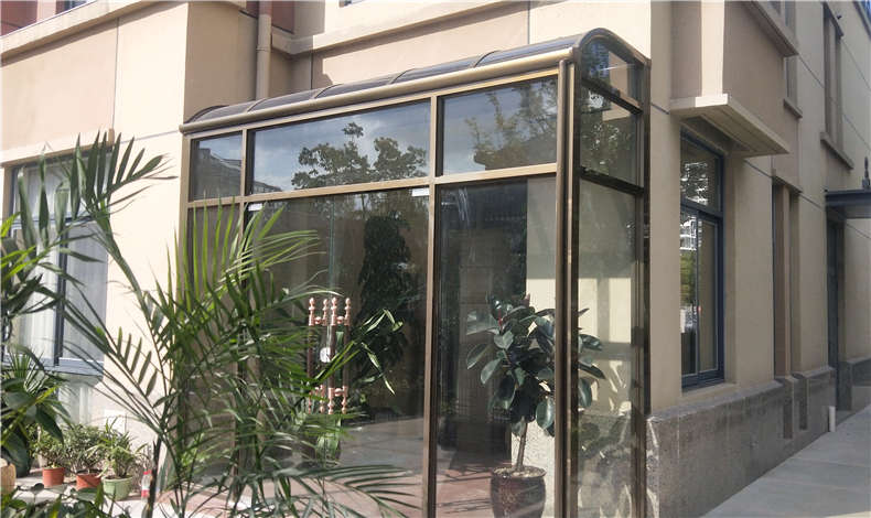 時尚美觀的側面封板雨棚