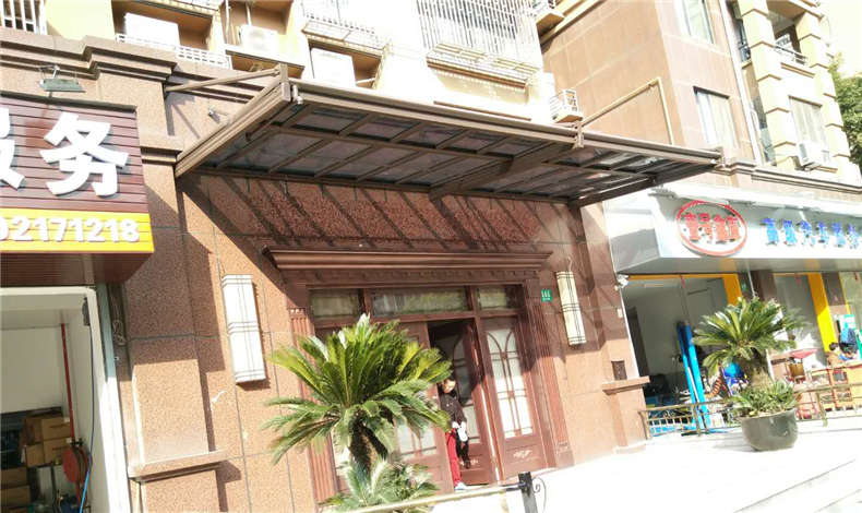 懸挑雨棚如何搭配斜拉桿？