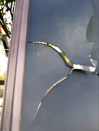 直擊丨因質(zhì)量原因，至尊卡爾現(xiàn)場(chǎng)拆業(yè)主家鋁合金車棚