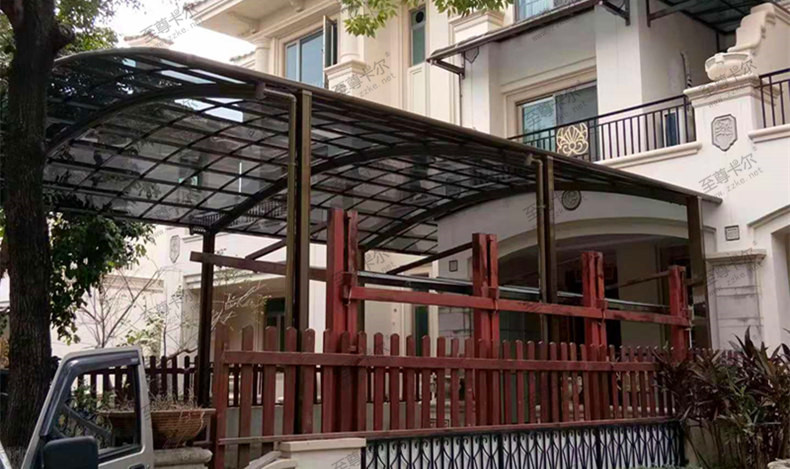 看他們門口安裝的耐力板雨棚，真的是太實用了！