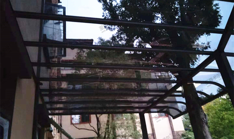 門前有棵樹，不想把樹砍了怎么搭建耐力板雨棚？