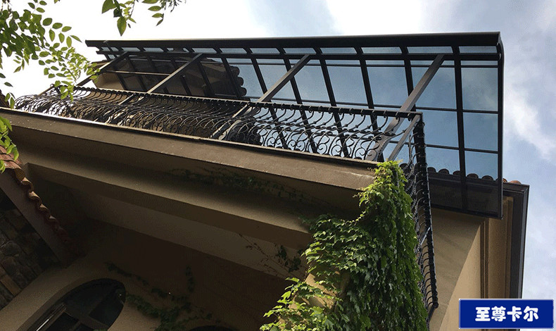 窗戶，陽臺是不是老飄雨？一款帶自動排水的耐力板雨棚全搞定