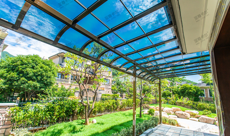 玻璃雨棚和耐力板雨棚哪個(gè)好？看完你就知道該如何選擇