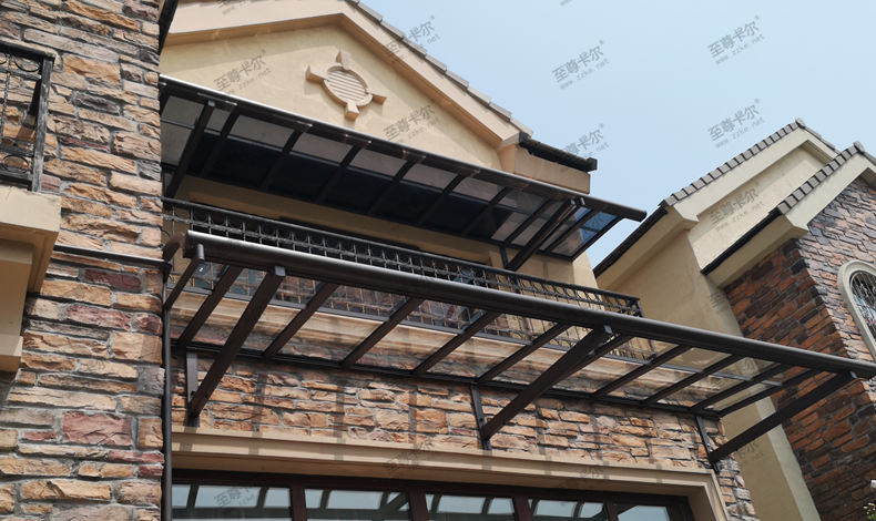 還在裝鋼化玻璃雨棚蒸桑拿？進來看！露臺雨棚搭建可以用這種材料