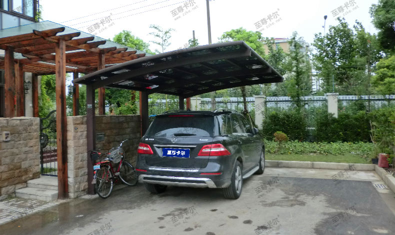 安裝車棚除了膜結(jié)構(gòu)和彩鋼板，用耐力板也是不錯(cuò)的選擇