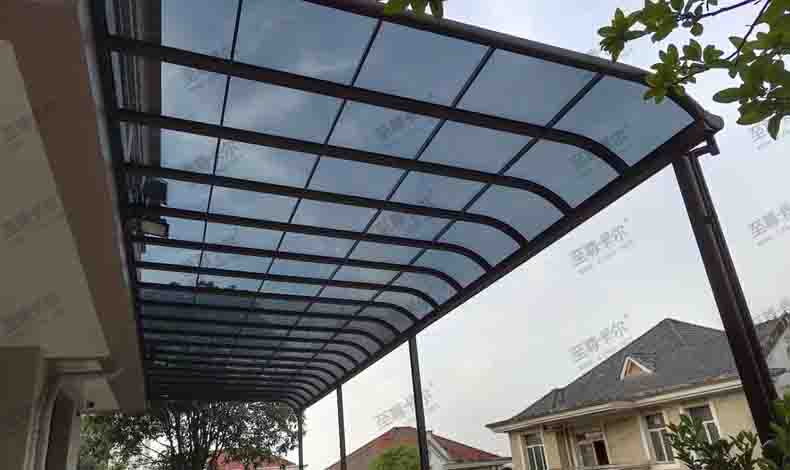 陽臺雨棚上門安裝？家用防雨棚圖片？